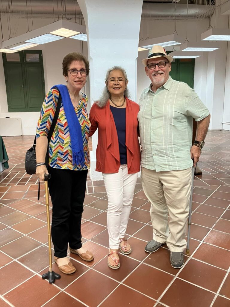 Con mi querida hermana Mercedes Rodríguez López y mi querida amiga Esmeralda Santiago, ¡dos mujeres poderosas!