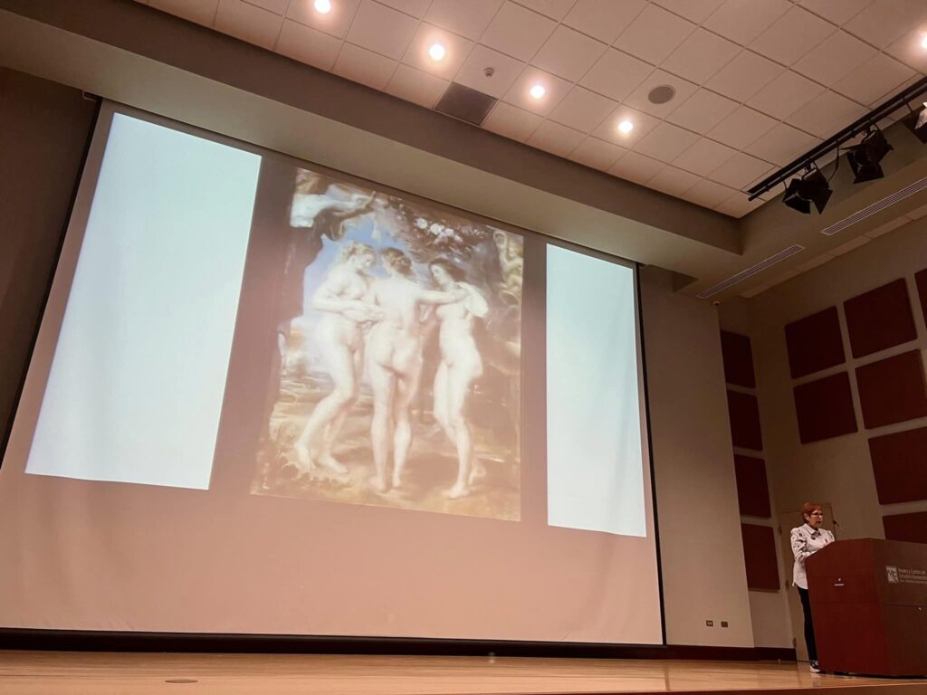 La Dra Rios explica la censura histórica a los desnudos.