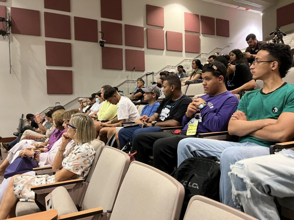 Profesores y estudiantes escuchando a la Dra. Rios.