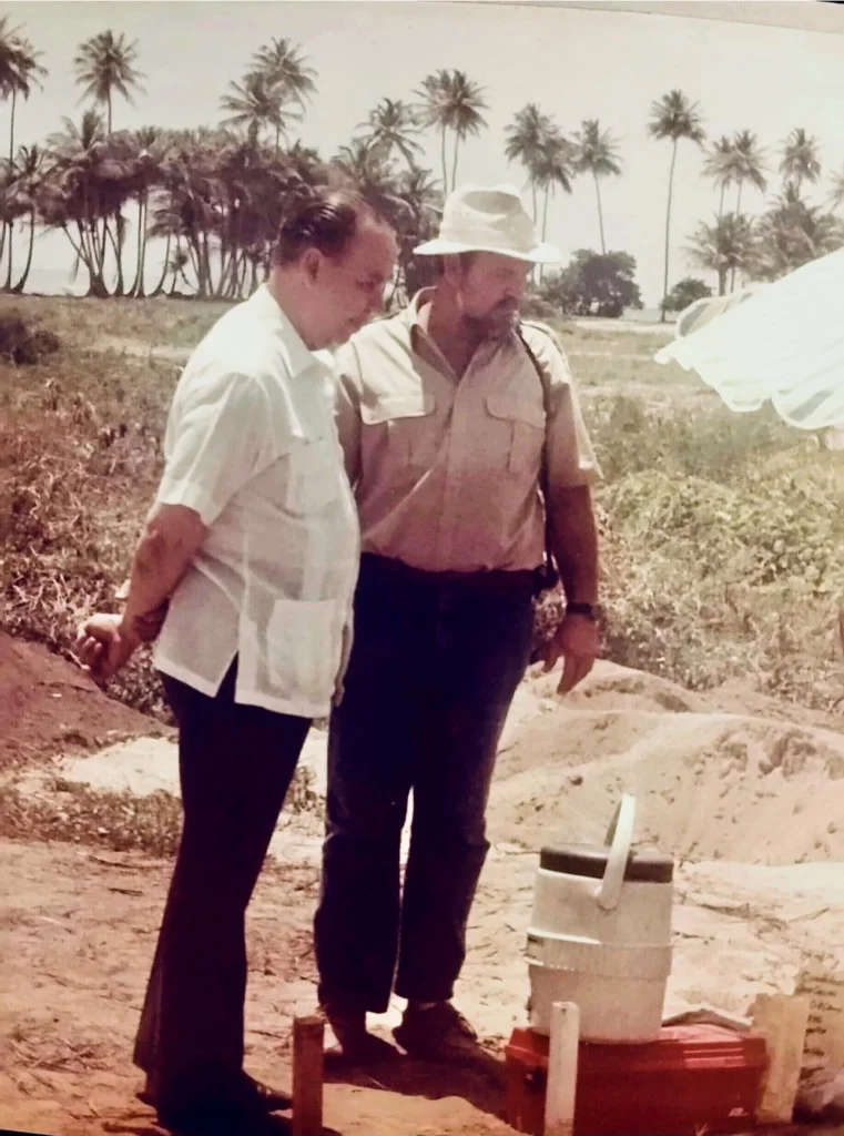Con mi maestro y mentor Ricardo Alegría en Punta Candelero (Humacao) 1987
